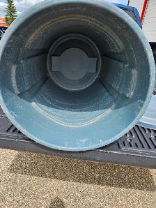 Brute Trash Can, 44 gallon, only used for water, $ 20 - Photo 2