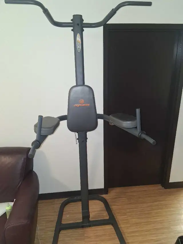Pull up bar station