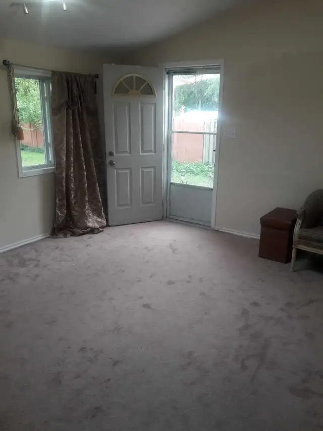 Sharing room for rent with 1 other person main floor
