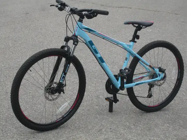 A BEAUTY 27.5' GT PRO SERIES 24SPD, DISC BRAKES & SUSPENSION!