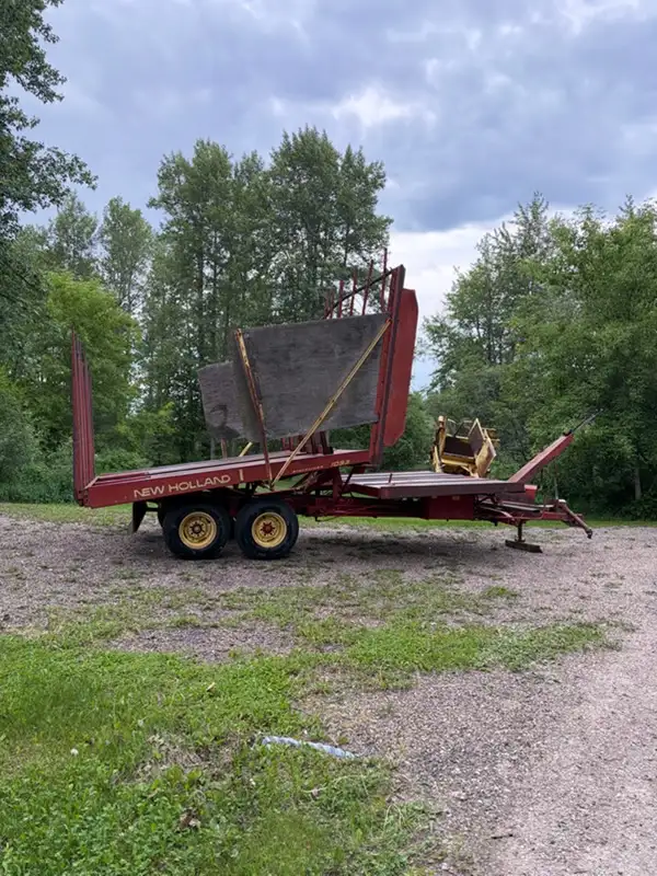 1033 new  holland bale stacker wagon $4300.
