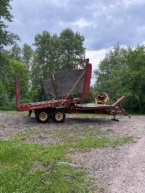 1033 new  holland bale stacker wagon $4300.