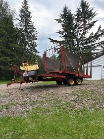 1033 new  holland bale stacker wagon $4300. - Photo 3