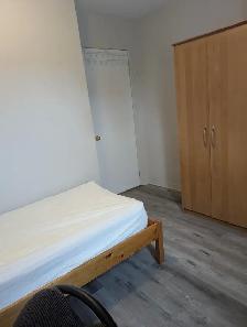 Female, 3rd flr furnished Rooms Parking @York University Village - Photo 8