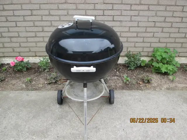 WEBER CHARCOAL BBQ.