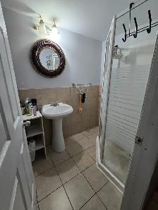 Private&fully furnished bedroom walking distance from University - Photo 4