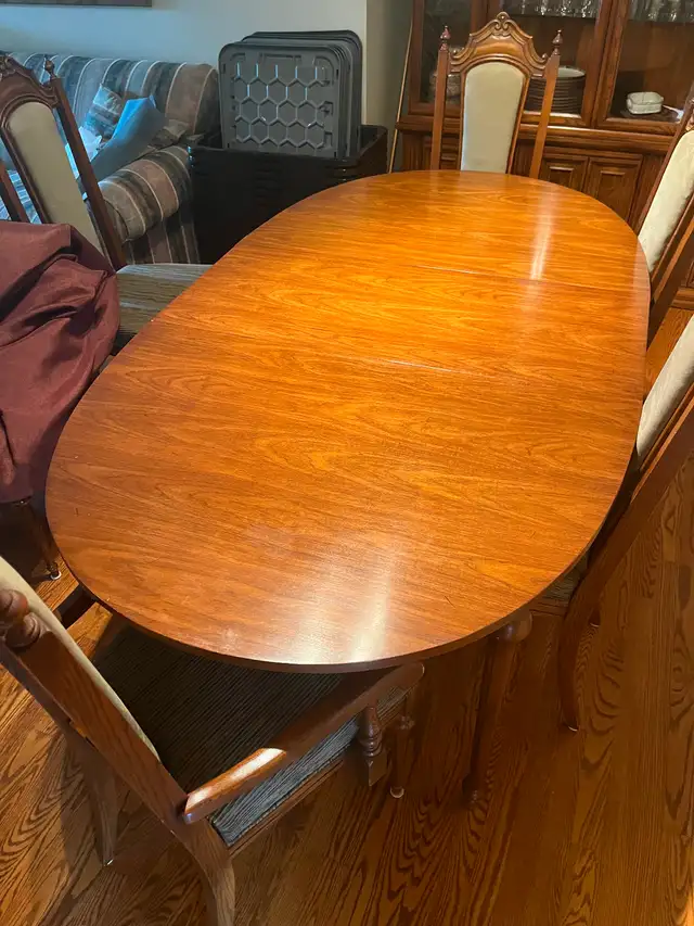 Beautiful Hardwood Dining Table and 6 Chairs