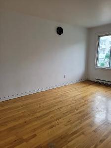 Grand 5 1/2 Lumineux – 3e Étage  Laval Disponible Maintenant now - Photo 3