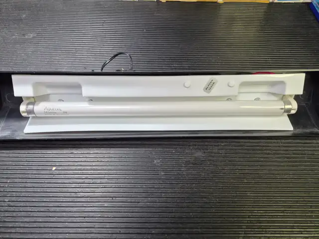 AQUARIUM LAMP FLUORESCENT 24 IN.