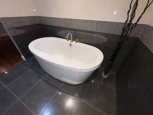 luxury soaking tub new (Worth $4500)