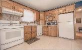 2 bedroom 1 bathroom upper level of bungalow on a large lot! - Photo 6