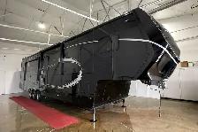 2020 Luxe Elite 42RL – Pre-Owned Luxury 4-Seasons 5th Wheel. - Photo 2