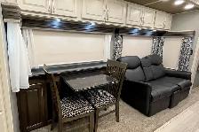2020 Luxe Elite 42RL – Pre-Owned Luxury 4-Seasons 5th Wheel. - Photo 16