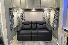 2020 Luxe Elite 42RL – Pre-Owned Luxury 4-Seasons 5th Wheel. - Photo 19