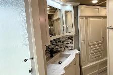 2020 Luxe Elite 42RL – Pre-Owned Luxury 4-Seasons 5th Wheel. - Photo 32