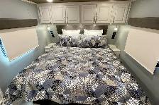 2020 Luxe Elite 42RL – Pre-Owned Luxury 4-Seasons 5th Wheel. - Photo 35
