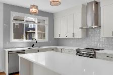 Rare 3 storey with west loft, turnkey, 2024,  developed basement - Photo 4