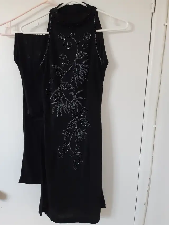 A SET BEADS BLACK CLOTHES