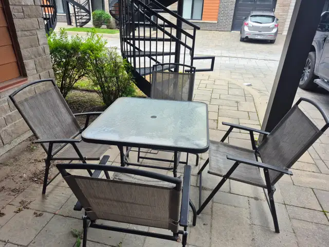 Table de patio en vitre avec 4 chaises