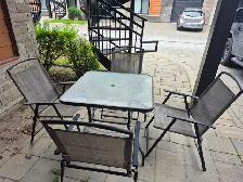 Table de patio en vitre avec 4 chaises