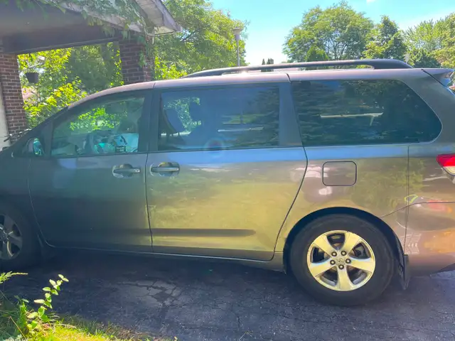 2014 Toyota Sienna LE - 8 Seater