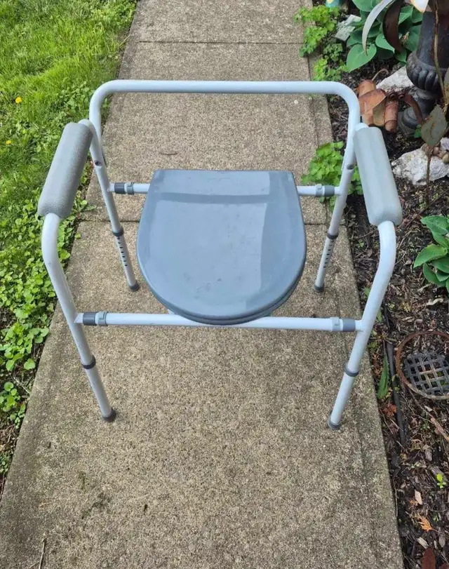adjustable commode