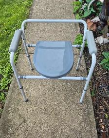 adjustable commode