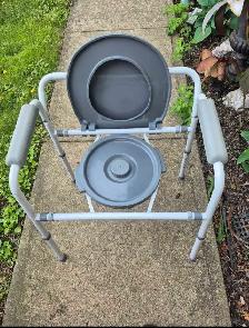 adjustable commode - Photo 2