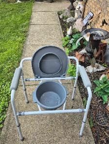 adjustable commode - Photo 3