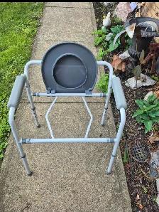 adjustable commode - Photo 4