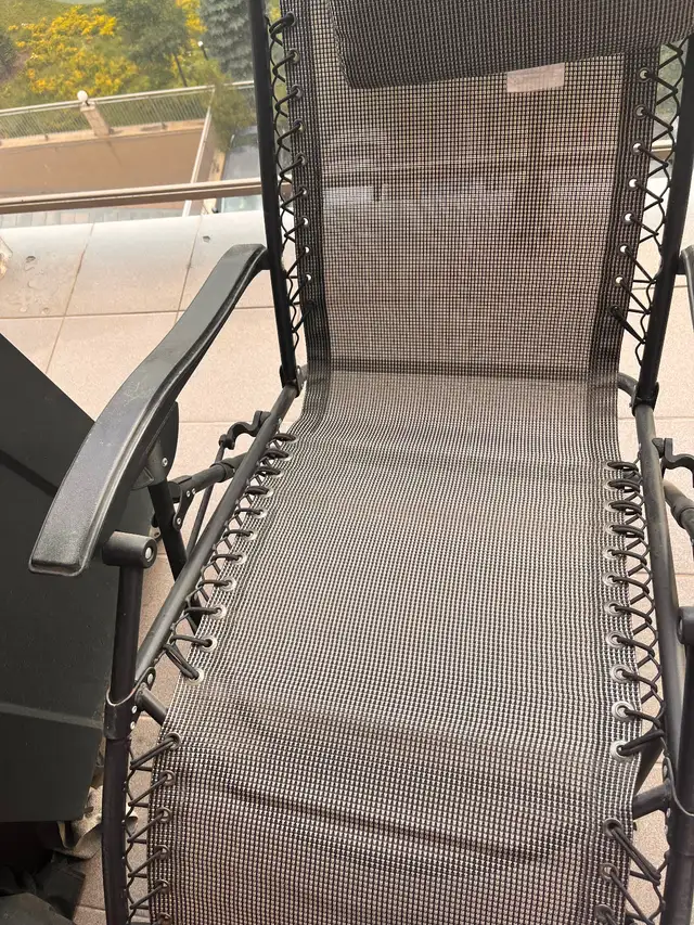 Deux chaises longues pour patio ou balcon