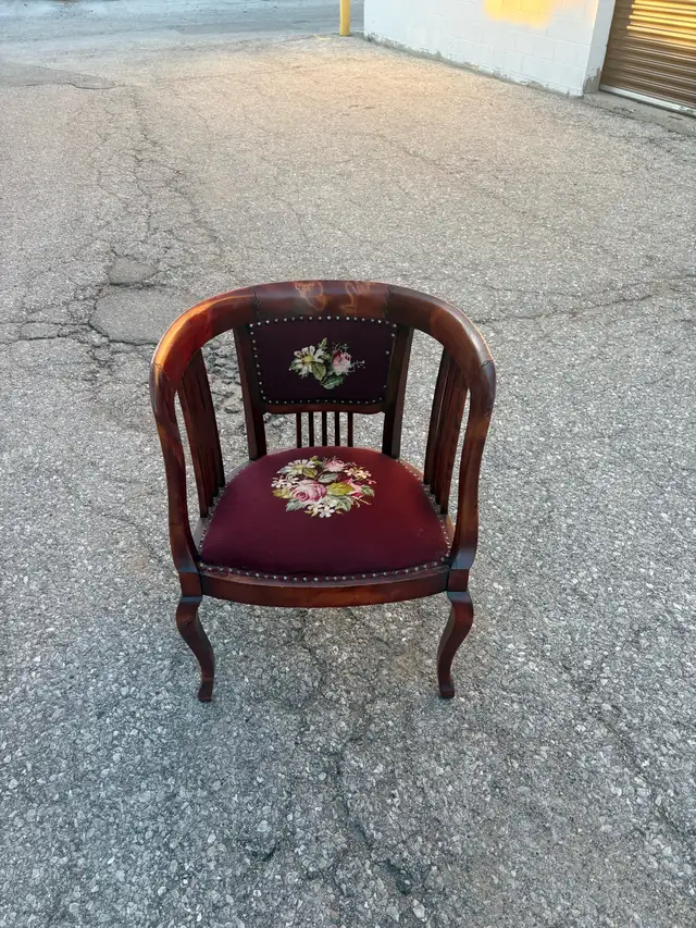 Free delivery used Vintage Accent Chair