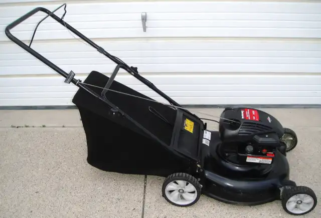 YARDMACHINES REAR BAG GAS LAWNMOWER