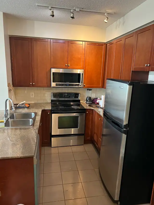 Master Bedroom for Rent – Square One | 3504 Hurontario St,