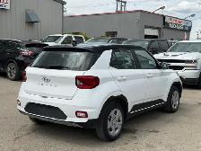 2021 Hyundai Venue Essential IVT w/Two-Tone - Photo 3