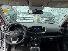2021 Hyundai Venue Essential IVT w/Two-Tone - Photo 12