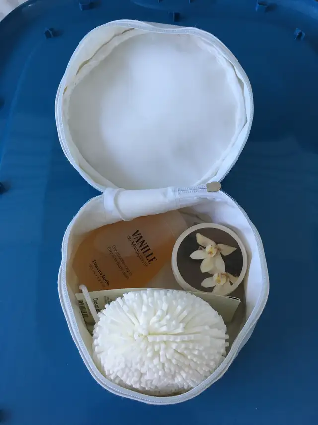 Trio pour douche (crème corps, gel douche & éponge) – NEUF
