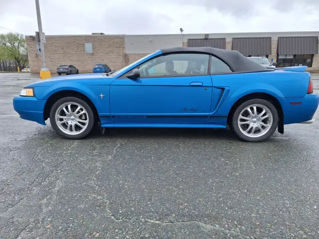 Mustang 2000 bleu, en super etat.