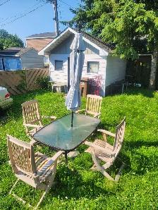 set de patio 4 chaise 1 table 1 parasol et   90$ 514 261 1595