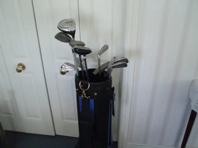 MEN'S R.H. GOLF CLUBS ( WITH TAYLORMADE DRIVER )