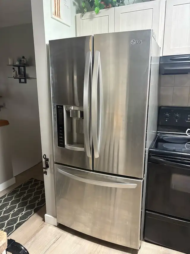 LG Stainless Fridge / Water & Ice Maker