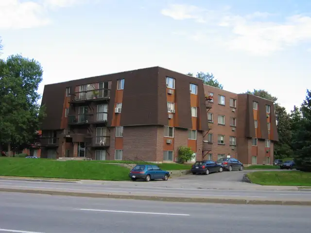 Grand 3 1/2 sur le Boulevard Saint-Martin Est, Duvernay, Laval