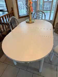 Kitchen Table with 4 Chairs. - Photo 2