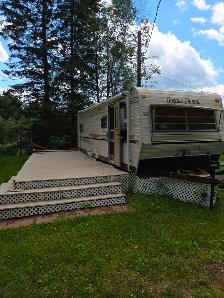 Roulotte saisonnière 27' sur terrain de camping