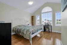 FURNISHED ROOM - Move-In Ready! - Photo 4