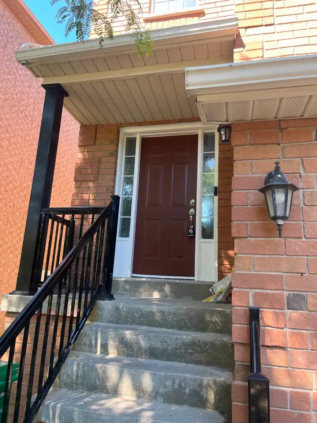 3 Beds 2 Baths Townhouse in Brampton
