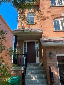 3 Beds 2 Baths Townhouse in Brampton - Photo 2