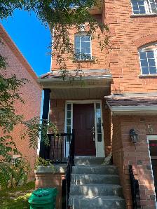3 Beds 2 Baths Townhouse in Brampton - Photo 3