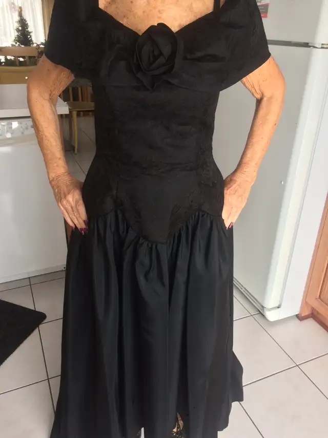 BELLE ROBE NEUVE À TRAINE SATIN NOIR TRÉS CHIC GR6 FEMME $150.00
