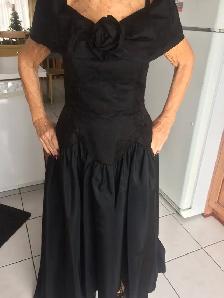 BELLE ROBE NEUVE À TRAINE SATIN NOIR TRÉS CHIC GR6 FEMME $150.00